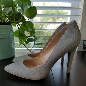 Jessica Simpson Grey Heels - SZ 9